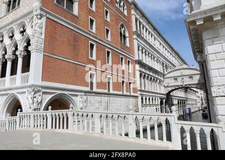 Incredibile vista del famoso Ponte dei Sospiri di Venezia In Italia senza turisti e persone a causa della chiusura causato dal coronavirus Foto Stock