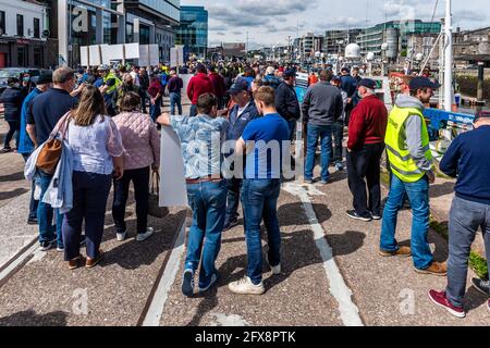 Cork, Irlanda. 26 Maggio 2021. Tra 50-60 pescherecci da traino si sono riuniti a Roches Point questa mattina prima di salire sul fiume per Cork City per bloccare il porto. I pescatori sono arrabbiati per la loro quota del 15 per cento e per le nuove regole per pesare le loro catture. Centinaia di pescatori e i loro sostenitori sono stati al rally su Kennedy Quay. Credit: AG News/Alamy Live News Foto Stock