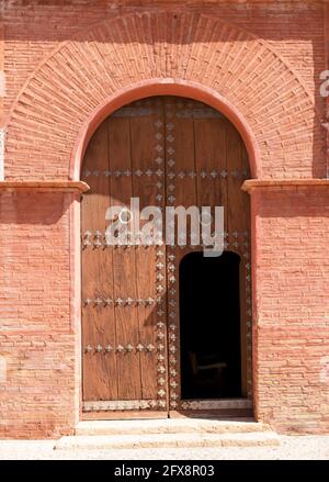 Porta aperta di epoca medievale e stile Mudejar nell'eremo di Santa Eulalia nella città di Totana, Murcia, Spagna. Costruito nel 16 ° secolo Foto Stock