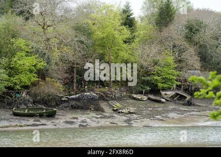 COOMBE, CORNOVAGLIA, Regno Unito - 12 MAGGIO : vecchie barche derelict nel torrente a Coombe, Cornovaglia il 12 maggio 2021 Foto Stock