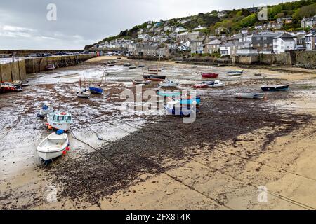 PORTO DI MOUSEHOLE, CORNOVAGLIA, Regno Unito - MAGGIO 11 : Vista del Porto di Mousehole alla bassa marea in Cornovaglia il 11 Maggio 2021 Foto Stock