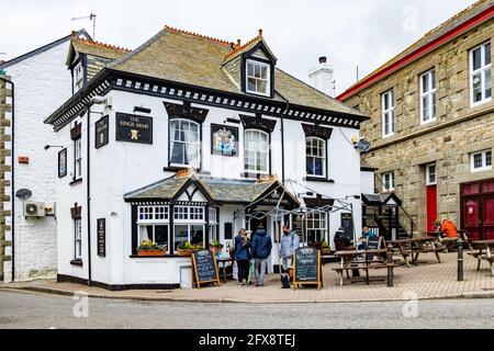 MARAZION, CORNOVAGLIA, Regno Unito - MAGGIO 11 : Vista della casa pubblica di Kings Arms a Marazion in Cornovaglia il 11 Maggio 2021. Persone non identificate Foto Stock