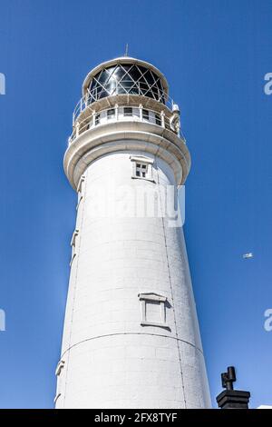 Guardando u al faro Trinity House Flamborough Head costruito nel 1806 a Flamborough, East Riding of Yorkshire, Inghilterra UK Foto Stock