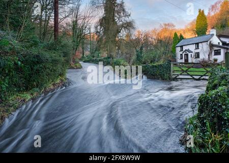 Acqua piovana che scende lungo la strada Trellech verso Tintern. Foto Stock