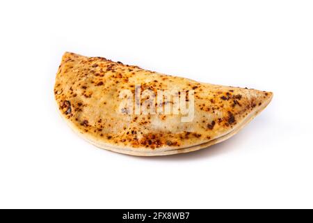 Le tradizionali empanadas cilene isolate su sfondo bianco Foto Stock