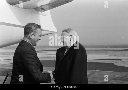 Visita del primo ministro Marijnen e del ministro LUN nella Germania occidentale, aeroporto di arrivo, 1 ottobre 1964, arrivi, Visite, campi aerei, Paesi Bassi, foto agenzia stampa del XX secolo, notizie da ricordare, documentario, fotografia storica 1945-1990, storie visive, Storia umana del XX secolo, che cattura momenti nel tempo Foto Stock