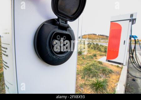 Alimentazione CC della stazione di ricarica EV in primo piano. Caricabatteria lento veicolo elettrico. Stazione di ricarica EV vicino all'autostrada. Foto di alta qualità. Foto Stock