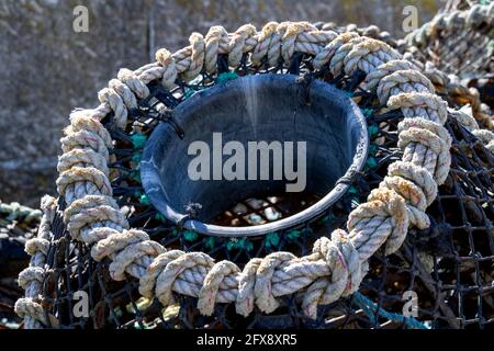 ST IVES, CORNOVAGLIA, Regno Unito - 13 MAGGIO: Pentole di aragosta sulla banchina a St Ives, Cornovaglia il 13 maggio 2021 Foto Stock
