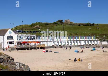 ST IVES, CORNOVAGLIA, UK - MAGGIO 13 : Vista della spiaggia di Porthgwidden a St Ives, Cornovaglia il 13 Maggio 2021. Persone non identificate Foto Stock