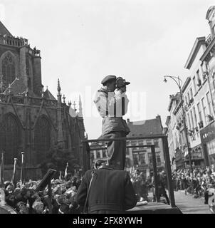 Visita della regina Guglielmina e della principessa Juliana a Breda. Un cameraman al lavoro, 4 maggio 1945, impianti cinematografici, Paesi Bassi, foto agenzia stampa del xx secolo, notizie da ricordare, documentario, fotografia storica 1945-1990, storie visive, Storia umana del XX secolo, che cattura momenti nel tempo Foto Stock