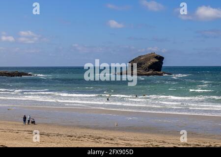 PORTREATH, CORNOVAGLIA, Regno Unito - MAGGIO 13 : Vista di persone sulla spiaggia a Porteath Cornovaglia il 13 Maggio 2021. Persone non identificate Foto Stock