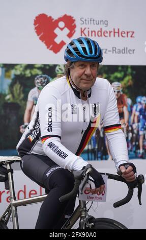 Amburgo, Germania. 26 Maggio 2021. L'attore Uwe Rohde si erge con la sua moto da corsa davanti all'Alstertal-Einkaufszentrum Hamburg all'inizio della campagna di raccolta fondi "HerzRadtour" per la fondazione KinderHerz. In 22 tappe, il tour copre un totale di 2280 chilometri in bicicletta attraverso la Germania per raccogliere il maggior numero possibile di soldi per i bambini con malattie cardiache. Credit: Marco Brandt/dpa/Alamy Live News Foto Stock