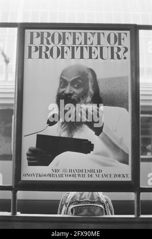 Bhagwan movimento danneggiato da NRC pubblicità poster con il profeta di testo o profiteer, 11 settembre 1984, manifesti, Paesi Bassi, foto agenzia stampa del xx secolo, notizie da ricordare, documentario, fotografia storica 1945-1990, storie visive, Storia umana del XX secolo, che cattura momenti nel tempo Foto Stock