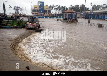 Kolkata, India. 26 Maggio 2021. Le strade sono allagate dopo la tempesta ciclonica Yaas colpito la località balneare di Digha, vicino Kolkata, capitale dello stato indiano orientale del Bengala occidentale, India, 26 maggio 2021. Cinque persone sono state uccise mercoledì dopo che la tempesta ciclonica Yaas ha colpito la zona costiera degli stati dell'India orientale del Bengala occidentale e Odisha, i media locali hanno riferito. Credit: Sr/Xinhua/Alamy Live News Foto Stock