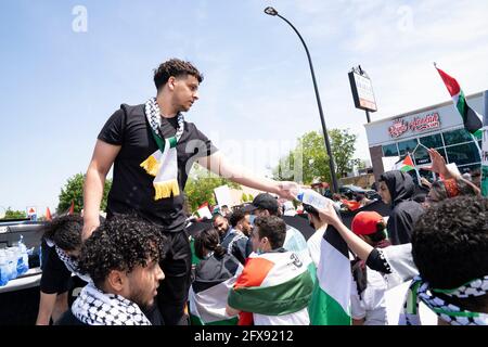 Alcune migliaia di persone si sono riunite per radunarsi contro l'occupazione israeliana e le incursioni aeree contro i palestinesi a Dearborn, Michigan, il 18 maggio 2021. Dearborn ospita la più grande popolazione arabo-americana degli Stati Uniti (foto di Dominick Sokotoff/Sipa USA) Foto Stock