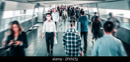 molte persone che camminano nel quartiere degli affari, movimento sfocato Foto Stock