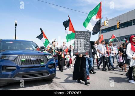 Alcune migliaia di persone si sono riunite per radunarsi contro l'occupazione israeliana e le incursioni aeree contro i palestinesi a Dearborn, Michigan, il 18 maggio 2021. Dearborn ospita la più grande popolazione arabo-americana degli Stati Uniti (foto di Dominick Sokotoff/Sipa USA) Foto Stock