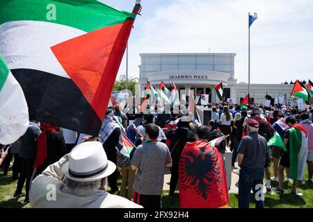 Alcune migliaia di persone si sono riunite per radunarsi contro l'occupazione israeliana e le incursioni aeree contro i palestinesi a Dearborn, Michigan, il 18 maggio 2021. Dearborn ospita la più grande popolazione arabo-americana degli Stati Uniti (foto di Dominick Sokotoff/Sipa USA) Foto Stock