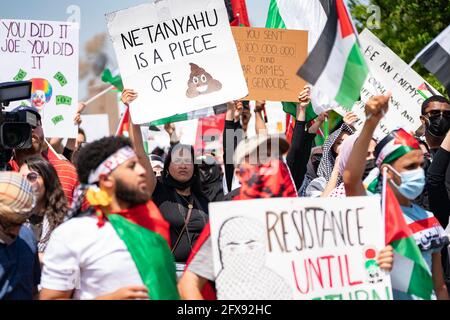 Alcune migliaia di persone si sono riunite per radunarsi contro l'occupazione israeliana e le incursioni aeree contro i palestinesi a Dearborn, Michigan, il 18 maggio 2021. Dearborn ospita la più grande popolazione arabo-americana degli Stati Uniti (foto di Dominick Sokotoff/Sipa USA) Foto Stock