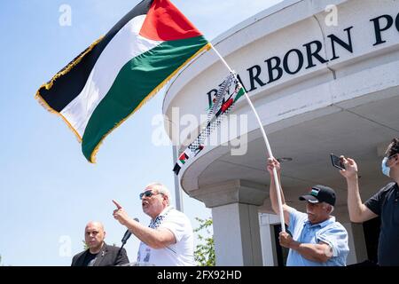 Alcune migliaia di persone si sono riunite per radunarsi contro l'occupazione israeliana e le incursioni aeree contro i palestinesi a Dearborn, Michigan, il 18 maggio 2021. Dearborn ospita la più grande popolazione arabo-americana degli Stati Uniti (foto di Dominick Sokotoff/Sipa USA) Foto Stock