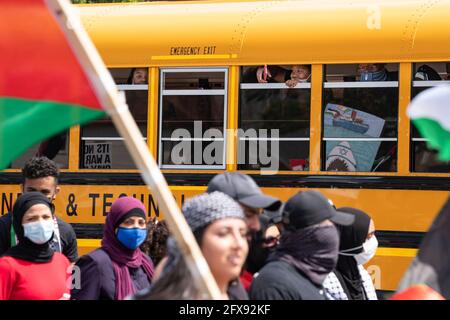 Alcune migliaia di persone si sono riunite per radunarsi contro l'occupazione israeliana e le incursioni aeree contro i palestinesi a Dearborn, Michigan, il 18 maggio 2021. Dearborn ospita la più grande popolazione arabo-americana degli Stati Uniti (foto di Dominick Sokotoff/Sipa USA) Foto Stock