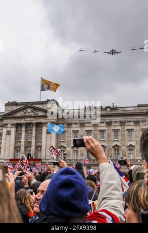 Royal Air Force Battle of Britain Memorial Flight che effettua un sorvolo su Buckingham Palace al Queens Diamond Jubilee Celebration, Londra, Regno Unito Foto Stock