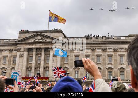 Royal Air Force Battle of Britain Memorial Flight che effettua un sorvolo su Buckingham Palace al Queens Diamond Jubilee Celebration, Londra, Regno Unito Foto Stock