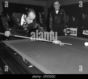 Biliardo per il campionato europeo Aker Kader 71/2 nella Marine Canteen di Den Helder. Galvez al pugno, febbraio 27 1963, BILJARTING, CAMPIONATO, Paesi Bassi, foto agenzia stampa del xx secolo, notizie da ricordare, documentario, fotografia storica 1945-1990, storie visive, Storia umana del XX secolo, che cattura momenti nel tempo Foto Stock