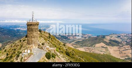 Francia, Pirenei Orientali, Cote Vermeille, Port Vendres, il Tour Madeloc, Madeloc torre e la Costa Vermeille (vista aerea) // Francia, Pirenei o. Foto Stock