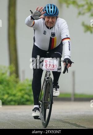 Amburgo, Germania. 26 Maggio 2021. L'attore Uwe Rohde guida la sua bici da corsa all'inizio della campagna di raccolta fondi "HerzRadtour" per la fondazione KinderHerz di fronte all'Alstertal-Einkaufszentrum Hamburg. In 22 tappe, il tour copre un totale di 2280 chilometri in bicicletta attraverso la Germania per raccogliere il maggior numero possibile di soldi per i bambini con malattie cardiache. Credit: Marco Brandt/dpa/Alamy Live News Foto Stock