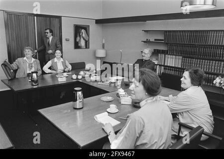 Mons. Simonis parla ai rappresentanti dell'organizzazione femminile in occasione della visita del Papa, 4 aprile 1985, Vescovi, Paesi Bassi, foto agenzia stampa del xx secolo, notizie da ricordare, documentario, fotografia storica 1945-1990, storie visive, Storia umana del XX secolo, che cattura momenti nel tempo Foto Stock