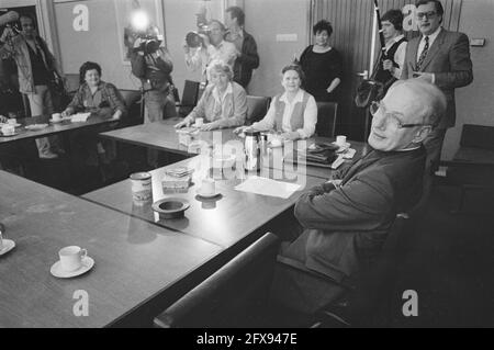 Mons. Simonis parla con i rappresentanti dell'organizzazione femminile in occasione della visita del Papa, 4 aprile 1985, Vescovi, Paesi Bassi, foto agenzia stampa del xx secolo, notizie da ricordare, documentario, fotografia storica 1945-1990, storie visive, Storia umana del XX secolo, che cattura momenti nel tempo Foto Stock