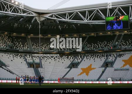 Torino, 25 maggio 2021. I giocatori e i funzionari osservano un minuto di silenzio per le vittime del disastro della funivia del Mottarone, che ha causato la morte di quattordici persone domenica 23 maggio 2021, prima del calcio d'inizio nella partita Charity Match allo stadio Allianz di Torino. L'immagine di credito dovrebbe essere: Jonathan Moscop / Sportimage Foto Stock