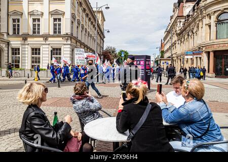 Wroclaw, Polonia. 26 Maggio 2021. 26 maggio 2021 Wroclaw Polonia protesta dei sindacati dei minatori contro la decisione della CJEU di chiudere la miniera di lignite Turow gli unionisti hanno protestato davanti all'ufficio della Commissione europea chiedendo che la decisione venga ritirata e che spargano il carbone di fronte all'edificio. Credit: Krzysztof Kaniewski/ZUMA Wire/Alamy Live News Foto Stock