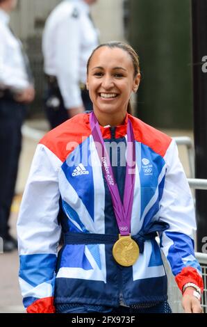 Jess Ennis del Team GB con gli Olympiani che lasciano Buckingham Palace dopo la sfilata della vittoria. Olimpiadi di Londra 2012. Jessica Ennis con medaglia d'oro Foto Stock