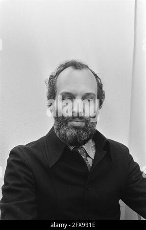 Libro The Face of Hitler Germany presentato ad Amsterdam; autore F. V. Grunfeld con libro, 7 marzo 1975, autori, libri, Paesi Bassi, foto agenzia stampa del xx secolo, notizie da ricordare, documentario, fotografia storica 1945-1990, storie visive, Storia umana del XX secolo, che cattura momenti nel tempo Foto Stock