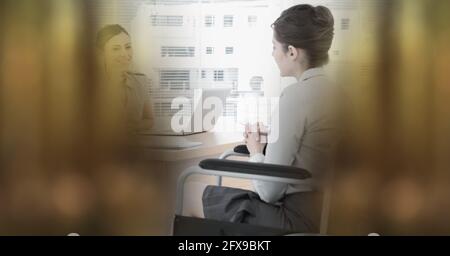 Composizione di due donne in ufficio al colloquio di lavoro Foto Stock