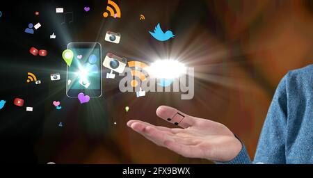 Composizione di icone digitali online che galleggiano sulla mano dell'uomo d'affari Foto Stock