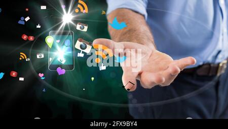 Composizione di icone digitali online galleggianti con smartphone rispetto a quelle di un uomo d'affari mano Foto Stock