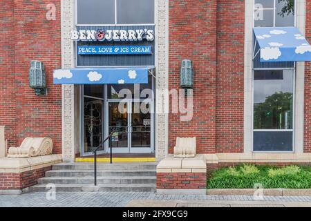 CHATTANOOGA, TN, USA-10 MAGGIO 2021: Vista frontale esterna dell'ingresso, del cartello e del logo dell'edificio di ben & Jerry. Una persona seduta all'interno. Foto Stock