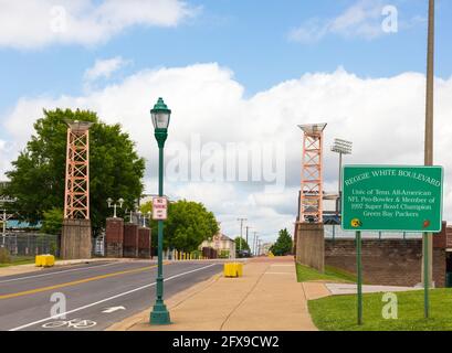 CHATTANOOGA, TN, USA-10 MAGGIO 2021: Reggie White Boulevard confinante con lo stadio Finley. Foto Stock