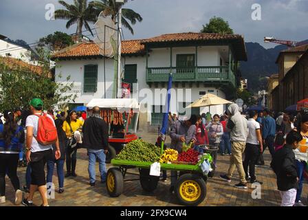 Bust Square con Monserrate Hill sullo sfondo, Bogotá, Colombia, Sud America Foto Stock