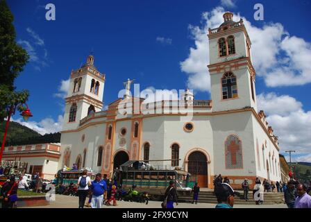 Abitanti del villaggio in abito tradizionale per il giorno di mercato di fronte alla chiesa nella piazza principale, Silvia, Colombia, Sud America Foto Stock