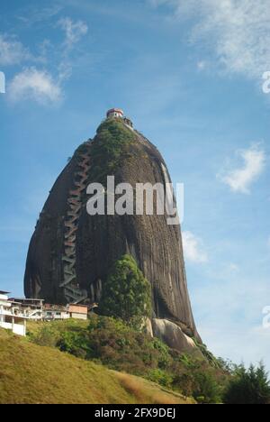 Scala a zig-zag che monta la formazione di granito alta 200 metri, El Penon de Guatape, Guatape, Colombia Foto Stock