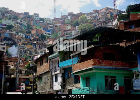 Scenario urbano collinare a Comuna 13, Medellin, Colombia Foto Stock