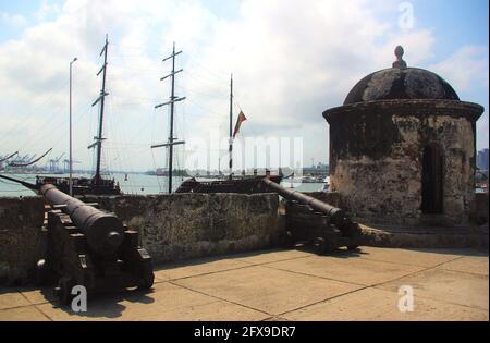 Antiche mura cittadine con fortificazioni che si affacciano sul porto, Cartagena, Colombia, Sud America Foto Stock