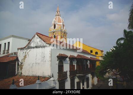 Case coloniali e la cupola della cattedrale, Cartagena, Colombia, Sud America Foto Stock