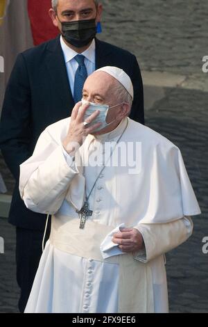 Roma, Italia. 26 Maggio 2021. 26 maggio 2021 : Papa Francesco gesti mentre incontra i fedeli durante la sua udienza generale settimanale all'aperto nel cortile di San Damaso in Vaticano Credit: Independent Photo Agency/Alamy Live News Foto Stock