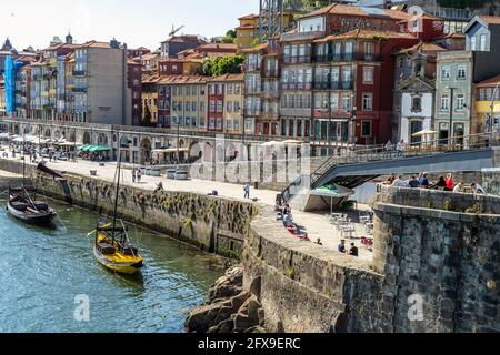 Douro Promenade Cais de Ribeira in der Altstadt von Porto, Portugal, Europa | Cais de Ribeira Douro passeggiata sul fiume nel centro storico di Por Foto Stock