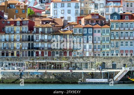 Typische Häuser an der Douro Promenade Cais de Ribeira in der Altstadt von Porto, Portugal, Europa | edifici tipici al Cais de Ribeira Dour Foto Stock